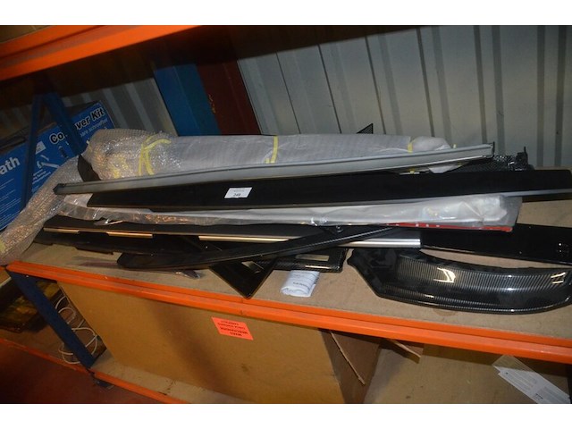 Partij autoonderdelen w.o. kappen, uitlaten, sturen, lampen, roosters, enz - afbeelding 4 van  40