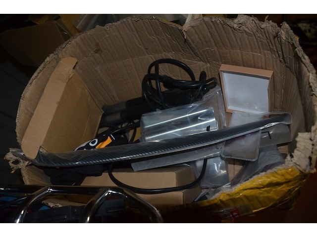 Partij autoonderdelen w.o. kappen, uitlaten, sturen, lampen, roosters, enz - afbeelding 5 van  40