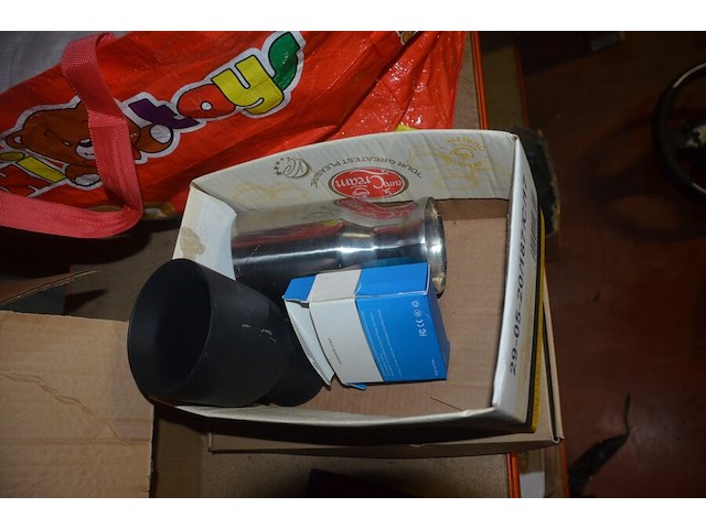 Partij autoonderdelen w.o. kappen, uitlaten, sturen, lampen, roosters, enz - afbeelding 7 van  40