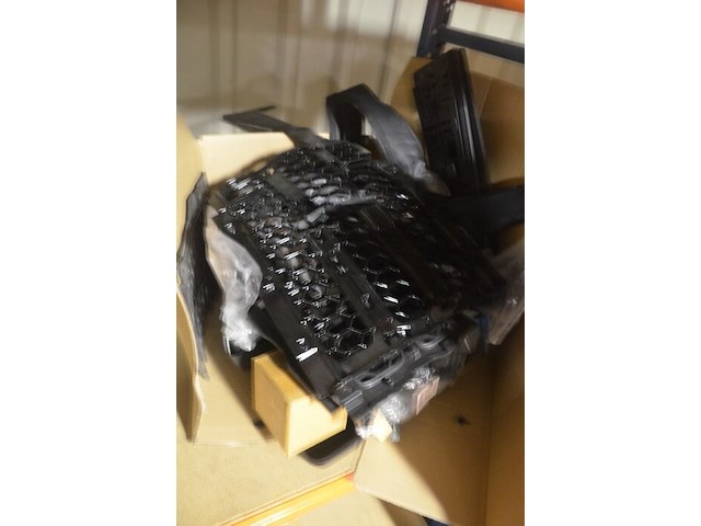 Partij autoonderdelen w.o. kappen, uitlaten, sturen, lampen, roosters, enz - afbeelding 9 van  40