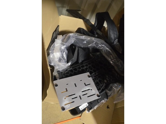 Partij autoonderdelen w.o. kappen, uitlaten, sturen, lampen, roosters, enz - afbeelding 10 van  40