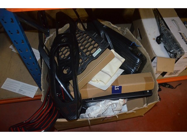 Partij autoonderdelen w.o. kappen, uitlaten, sturen, lampen, roosters, enz - afbeelding 11 van  40