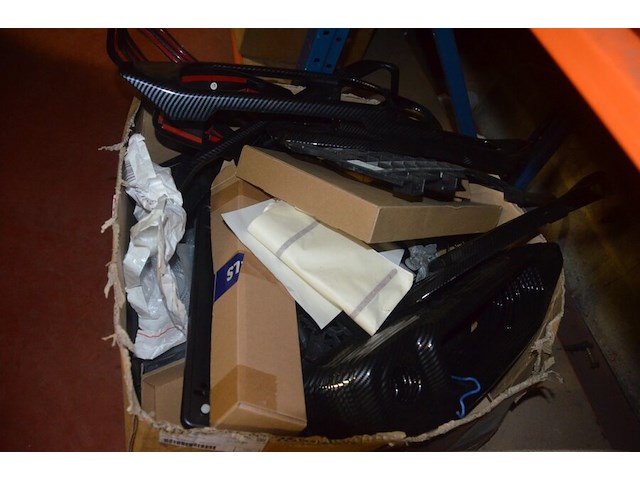 Partij autoonderdelen w.o. kappen, uitlaten, sturen, lampen, roosters, enz - afbeelding 13 van  40