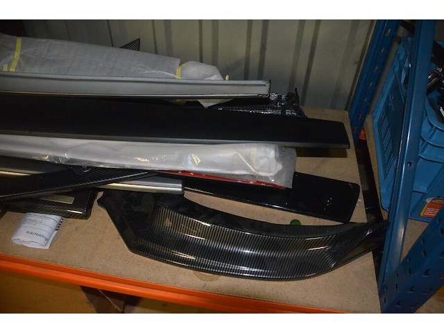 Partij autoonderdelen w.o. kappen, uitlaten, sturen, lampen, roosters, enz - afbeelding 16 van  40