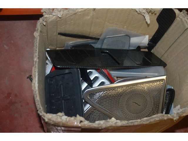 Partij autoonderdelen w.o. kappen, uitlaten, sturen, lampen, roosters, enz - afbeelding 18 van  40