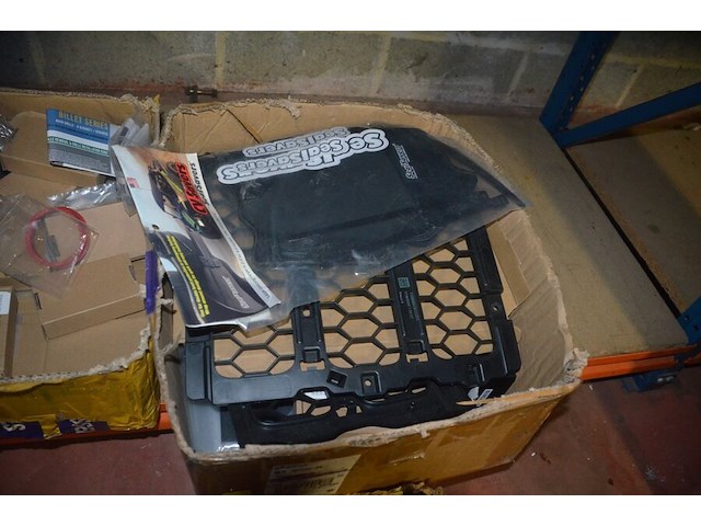 Partij autoonderdelen w.o. kappen, uitlaten, sturen, lampen, roosters, enz - afbeelding 19 van  40