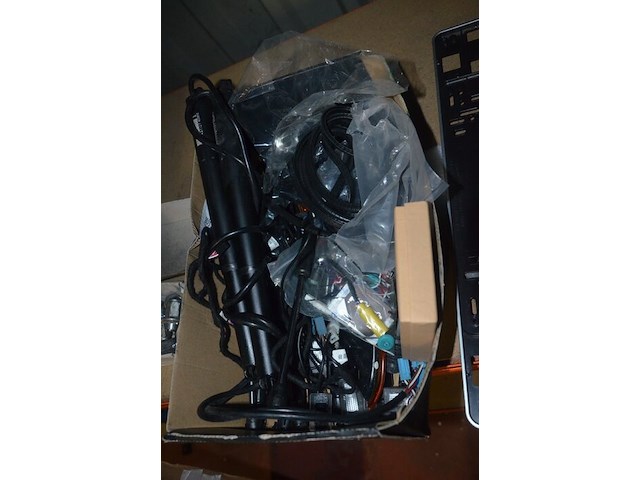 Partij autoonderdelen w.o. kappen, uitlaten, sturen, lampen, roosters, enz - afbeelding 22 van  40