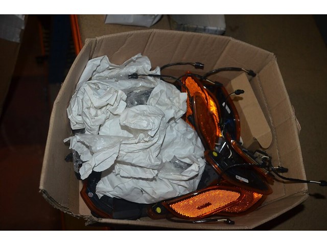 Partij autoonderdelen w.o. kappen, uitlaten, sturen, lampen, roosters, enz - afbeelding 24 van  40