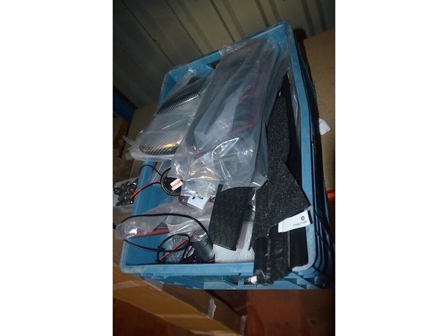 Partij autoonderdelen w.o. kappen, uitlaten, sturen, lampen, roosters, enz - afbeelding 25 van  40