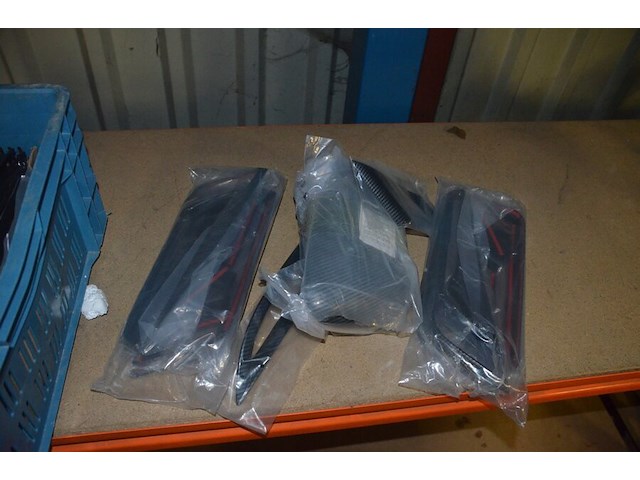 Partij autoonderdelen w.o. kappen, uitlaten, sturen, lampen, roosters, enz - afbeelding 26 van  40