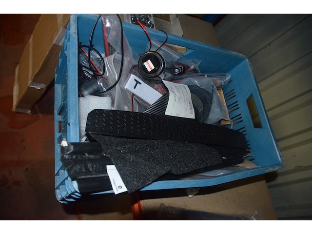 Partij autoonderdelen w.o. kappen, uitlaten, sturen, lampen, roosters, enz - afbeelding 27 van  40