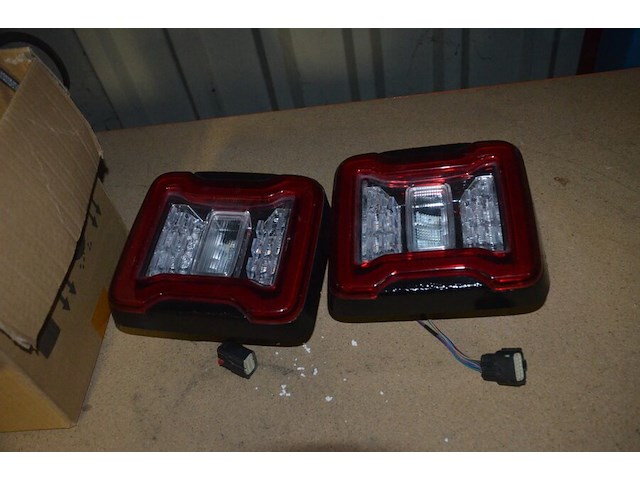 Partij autoonderdelen w.o. kappen, uitlaten, sturen, lampen, roosters, enz - afbeelding 29 van  40