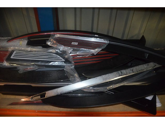 Partij autoonderdelen w.o. kappen, uitlaten, sturen, lampen, roosters, enz - afbeelding 31 van  40