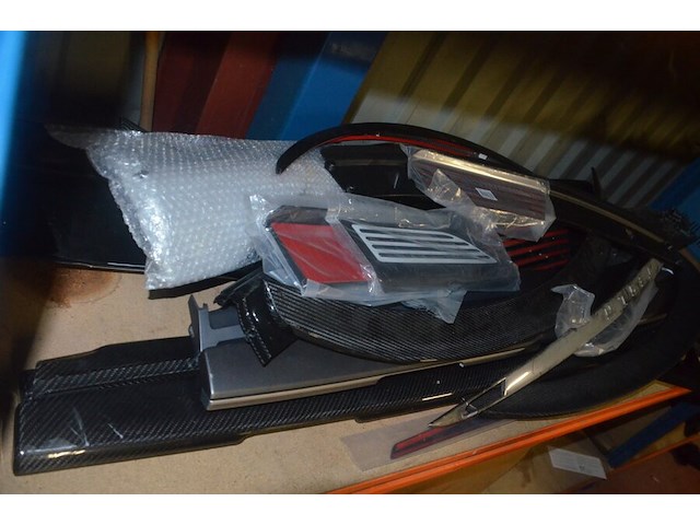 Partij autoonderdelen w.o. kappen, uitlaten, sturen, lampen, roosters, enz - afbeelding 33 van  40