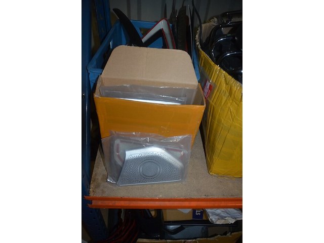 Partij autoonderdelen w.o. kappen, uitlaten, sturen, lampen, roosters, enz - afbeelding 37 van  40