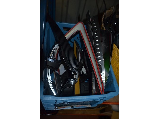 Partij autoonderdelen w.o. kappen, uitlaten, sturen, lampen, roosters, enz - afbeelding 38 van  40