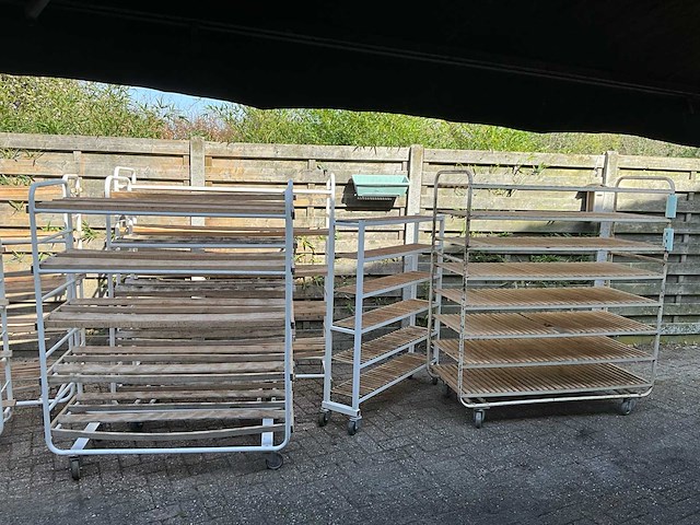 Partij bakkerij rekken + broodrekken + manden - afbeelding 1 van  8