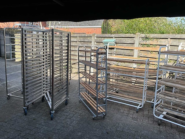 Partij bakkerij rekken + broodrekken + manden - afbeelding 4 van  8