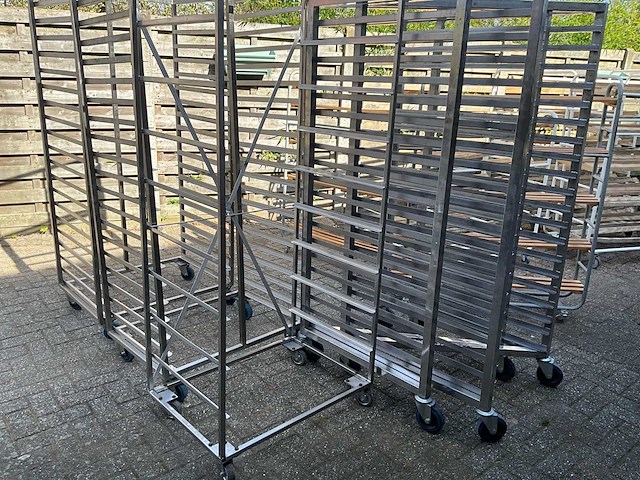 Partij bakkerij rekken + broodrekken + manden - afbeelding 5 van  8