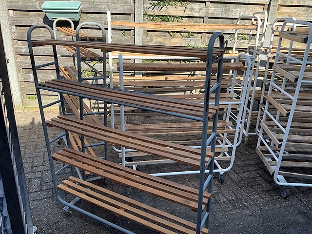 Partij bakkerij rekken + broodrekken + manden - afbeelding 6 van  8