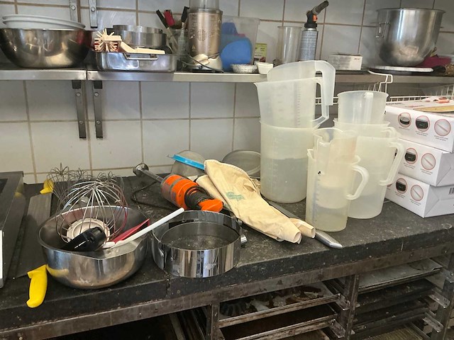 Partij bakkerijbenodigheden - afbeelding 1 van  4