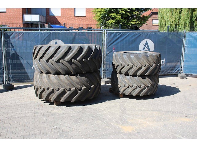 Partij banden agri max vf600/60r30 en vf710/60r42 op velgen - afbeelding 1 van  1