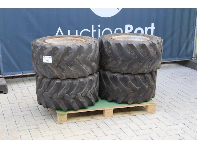 Partij banden bkt 15.0/55-17 4stuks voor giant shovel - afbeelding 1 van  1