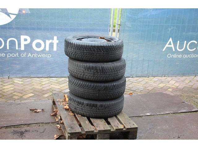 Partij banden bridgestone 215/65r17 - afbeelding 1 van  1