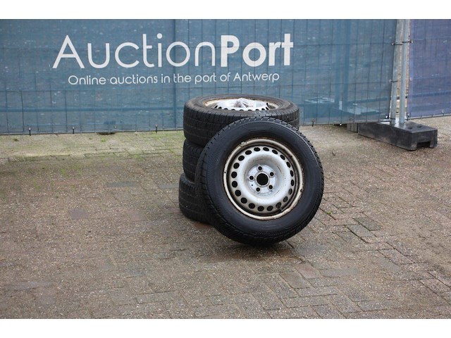 Partij banden continental 215/65 r 16 c met velg 4 stuks (marge) - afbeelding 1 van  1