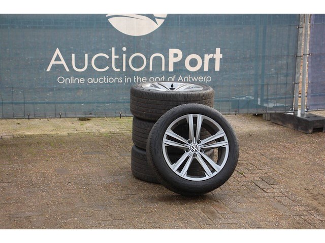 Partij banden continental 245/45 r 18 w met velg volkswagen (marge) - afbeelding 1 van  1