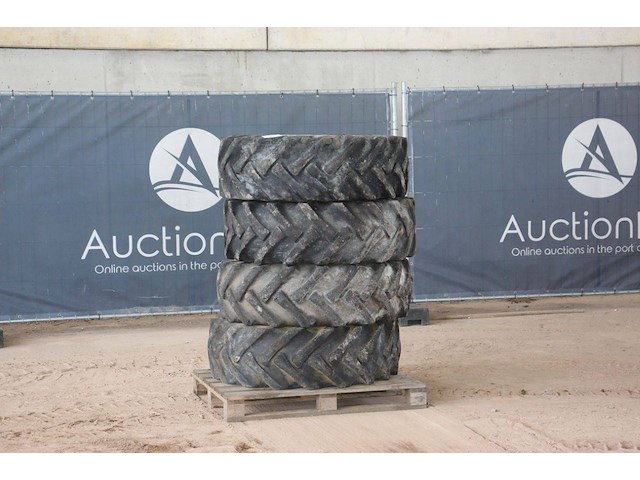 Partij banden goodyear 15.5/80-24 4 stuks - afbeelding 1 van  1