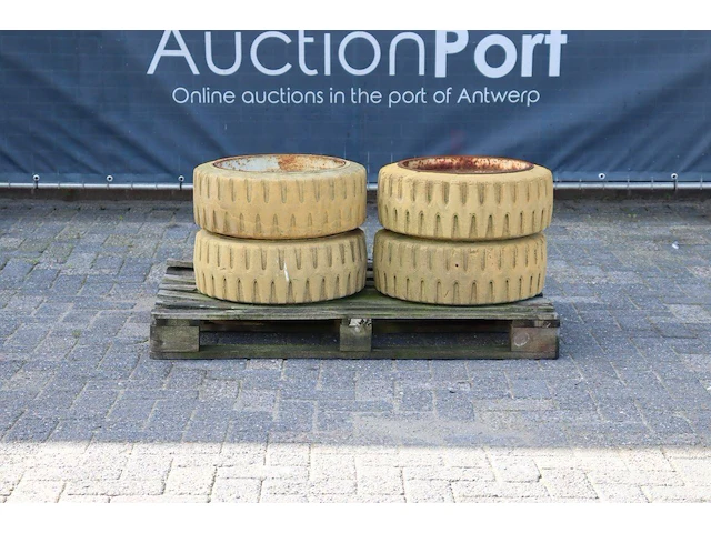 Partij banden marangoni 559x203x406mm 4 stuks - afbeelding 1 van  1