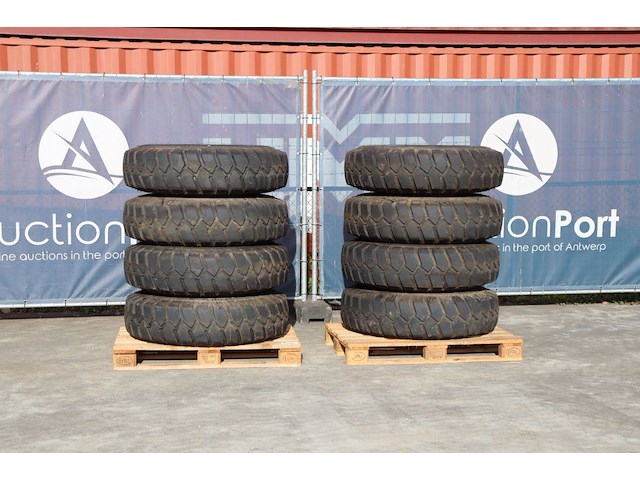 Partij banden met velg nokian 11.00-20 8stuks - afbeelding 1 van  1