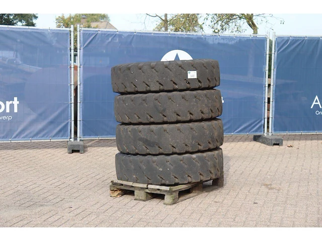 Partij banden michelin 12.00 r24 op velg 4 stuks - afbeelding 1 van  1