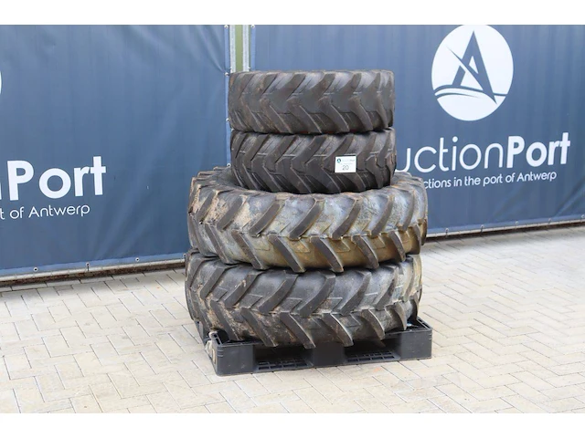 Partij banden michelin 280/80 r18 en 13.6r28 4stusk - afbeelding 1 van  1
