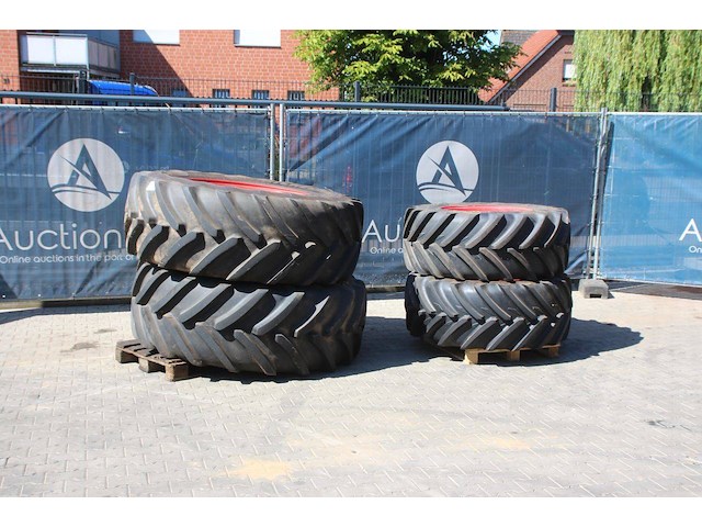 Partij banden michelin xeobib vf520/60r28 en multibib 650/65r38 op velgen - afbeelding 1 van  1