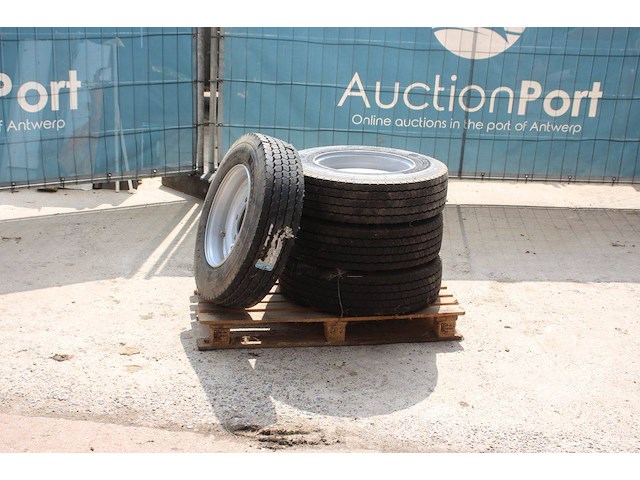 Partij banden op velg starmaxx lz305 215/75 r17.5 4 stuks (marge) - afbeelding 1 van  1