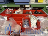 Partij batterij-, heftruck- en hijsinstallatieonderdelen - afbeelding 3 van  89