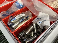 Partij batterij-, heftruck- en hijsinstallatieonderdelen - afbeelding 7 van  89