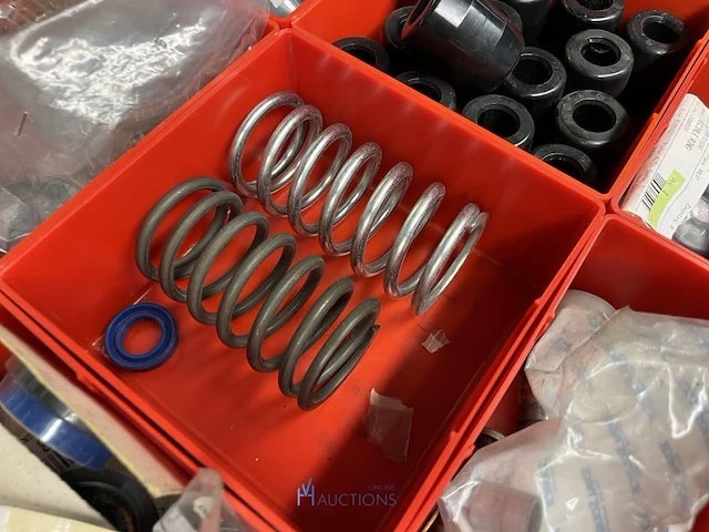 Partij batterij-, heftruck- en hijsinstallatieonderdelen - afbeelding 9 van  89