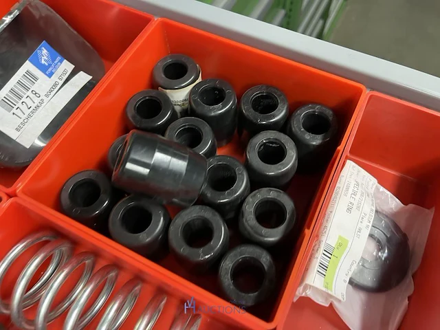 Partij batterij-, heftruck- en hijsinstallatieonderdelen - afbeelding 10 van  89