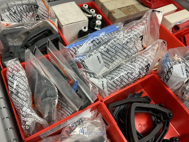 Partij batterij-, heftruck- en hijsinstallatieonderdelen - afbeelding 15 van  89