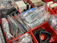 Partij batterij-, heftruck- en hijsinstallatieonderdelen - afbeelding 15 van  89