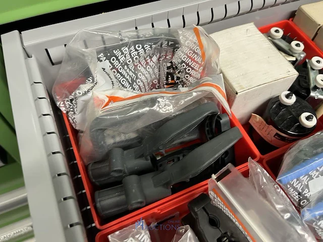 Partij batterij-, heftruck- en hijsinstallatieonderdelen - afbeelding 16 van  89