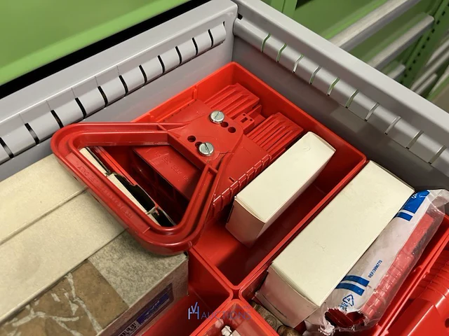 Partij batterij-, heftruck- en hijsinstallatieonderdelen - afbeelding 17 van  89