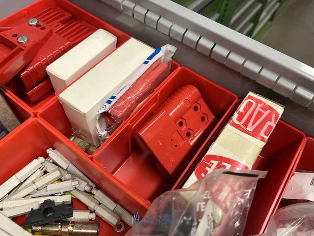 Partij batterij-, heftruck- en hijsinstallatieonderdelen - afbeelding 18 van  89