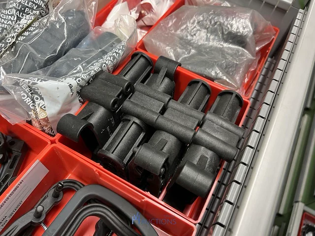 Partij batterij-, heftruck- en hijsinstallatieonderdelen - afbeelding 21 van  89