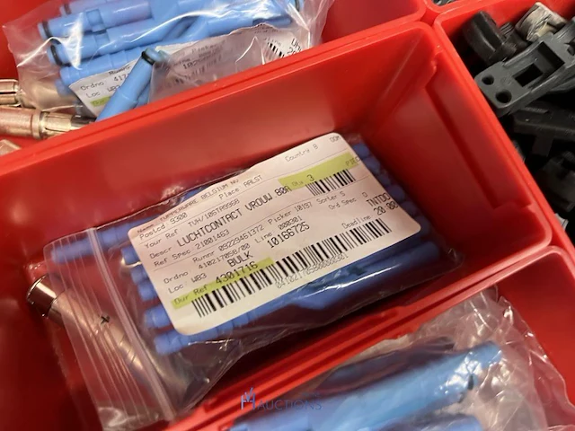 Partij batterij-, heftruck- en hijsinstallatieonderdelen - afbeelding 26 van  89