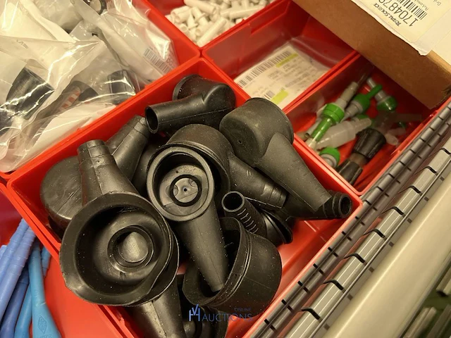 Partij batterij-, heftruck- en hijsinstallatieonderdelen - afbeelding 28 van  89