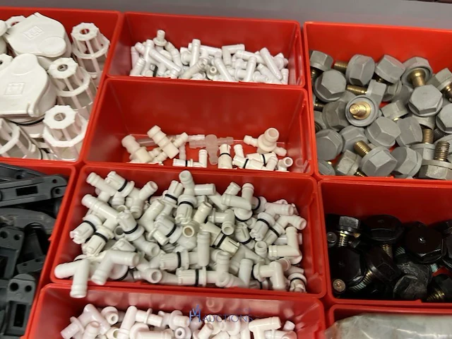 Partij batterij-, heftruck- en hijsinstallatieonderdelen - afbeelding 35 van  89